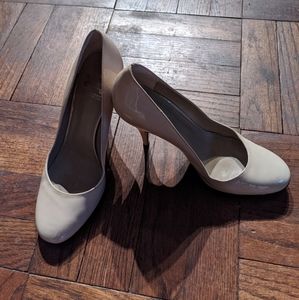 Burberry nude round toe pumps 37.5